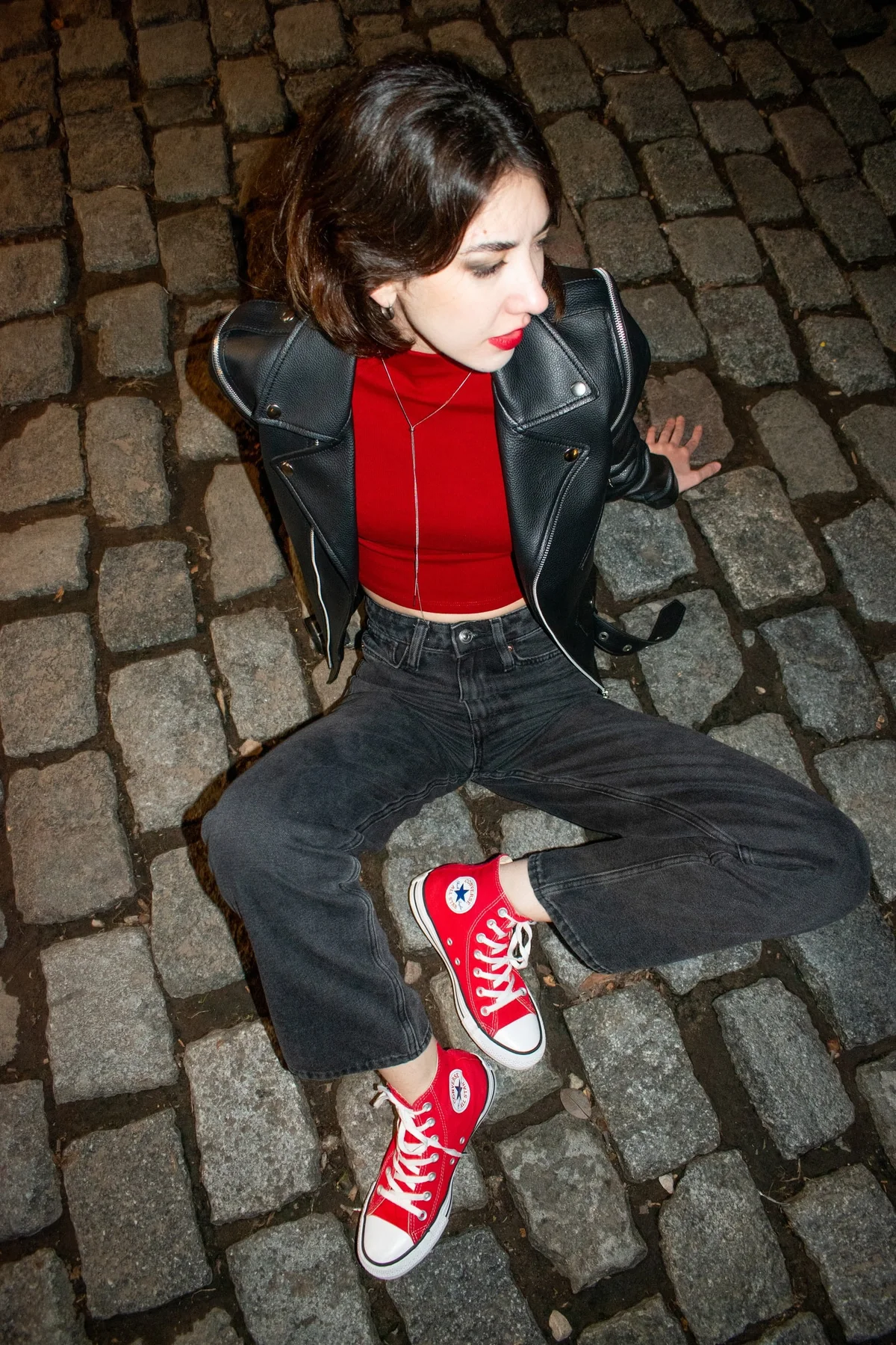 Zapatillas Converse rojas sobre adoquines